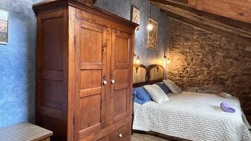 4 quartos, ferros/tábuas de passar roupa, berço de viagem