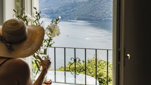 A room with a view of a lake and hills. - Villa Antica Colonia (Pettenasco)