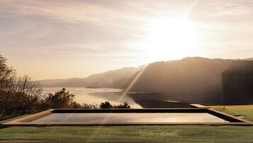 Utomhuspool, parasoller och solstolar