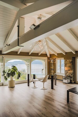 Penthouse de lujo, 1 habitación, sauna, vista al lago | Área de sala de estar | Televisión de pantalla plana, Netflix y servicios de streaming 