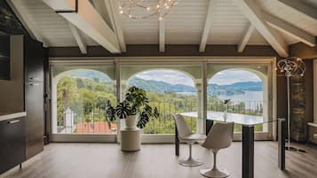 Luxury Penthouse, 1 Bedroom, Sauna, Lake View | Living area