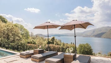 Piscina all'aperto, ombrelloni da piscina, lettini