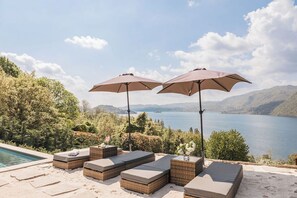 Outdoor pool, pool umbrellas, sun loungers - Villa Antica Colonia (Pettenasco)