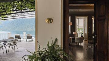 Eine Hotelhalle mit Bergblick und einem Balkon mit Sitzgelegenheiten.