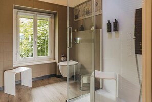 Penthouse de lujo, 1 habitación, sauna, vista al lago | Baño | Secadora de cabello, batas, pantuflas, toallas 