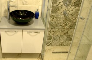 Shower, hydromassage showerhead, free toiletries, hair dryer - Konukevim Mesrutiyet Apartment 2 (Ankara)