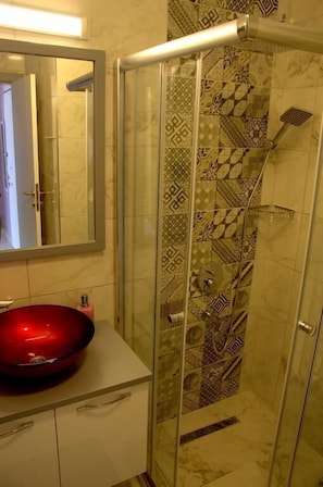 公寓 | 浴室 | 淋浴设施、旋水按摩花洒、免费洗浴用品、吹风机