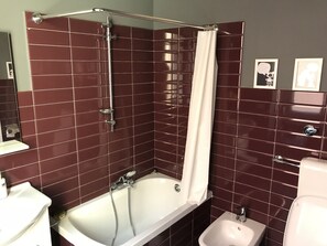 Comfort-Doppelzimmer | Badezimmer | Duschwanne, Regendusche, kostenlose Toilettenartikel, Haartrockner