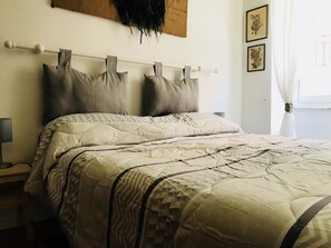 Comfort Double Room | Desk, free WiFi, bed sheets - B&B U Sentè (Genoa)