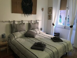 Habitación doble Confort | Escritorio, wifi gratis y ropa de cama 