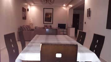 Apartment, 2 Bedrooms | Ruang tamu | TV skrin rata