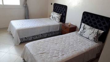 Apartment, 2 Bedrooms | 2 bilik tidur, langsir/tirai gelap terus, seterika/papan seterika