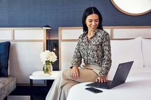 Rom, 2 queensize-senger (High Floor) | Sengetøy av topp kvalitet, senger med overmadrass og safe på rommet