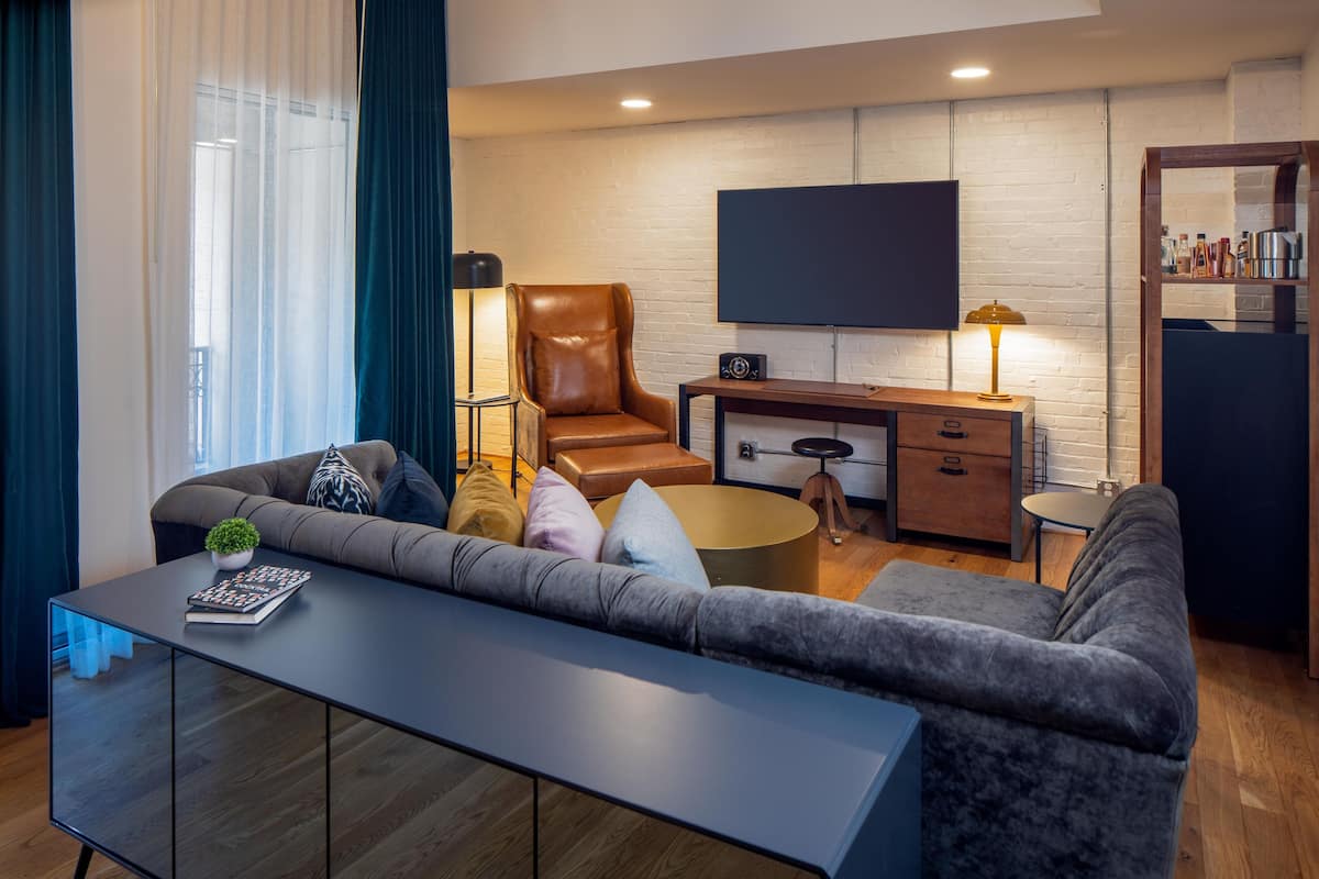 Governor's Suite | Living area | 55-inch Smart TV with premium channels, TV