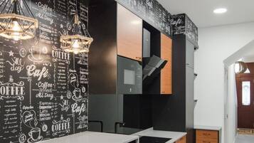 Full-size fridge, microwave, oven, stovetop