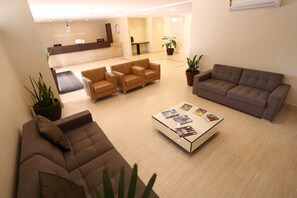 Een 26-inch flatscreentelevisie met kabelzenders en een televisie