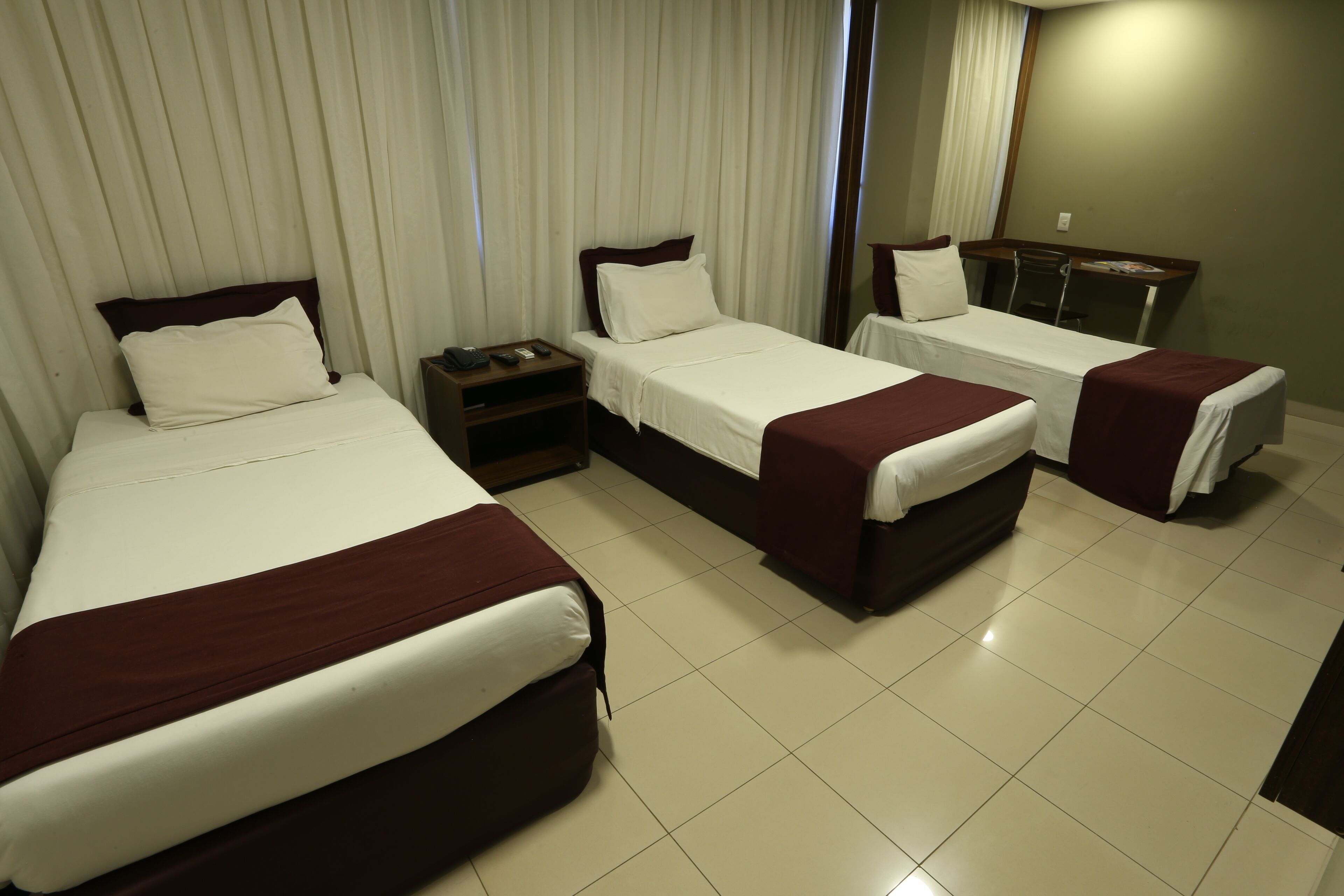 triple room (3 camas de solteiro) | 1 bedroom, premium bedding, minibar, in-room safe