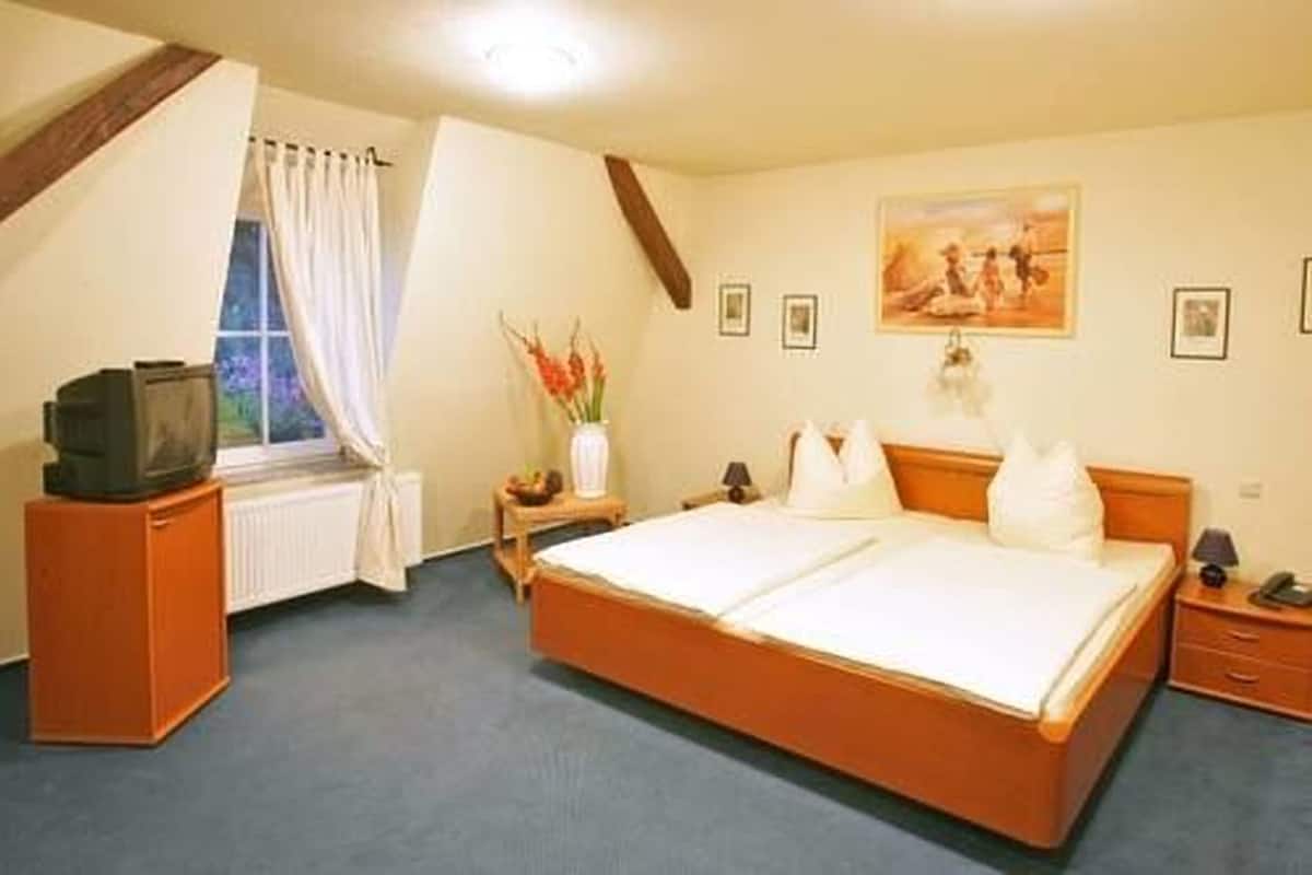Klassieke tweepersoonskamer | Babybedden (toeslag), extra bedden (toeslag), gratis wifi, beddengoed