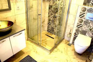 Apartment, Nichtraucher | Badezimmer | Dusche, Regendusche, kostenlose Toilettenartikel, Haartrockner