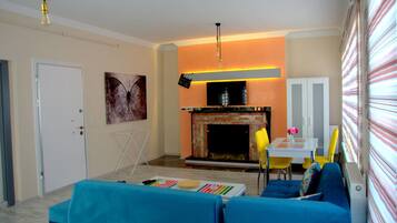 Apartment, Nichtraucher | Wohnbereich | LCD-Fernseher, Kamin