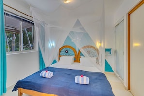 Apartamento, 2 camas de solteiro | 1 quarto, frigobar, cofres nos quartos, individualmente decorados