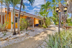 Garden view - Tropical Divers Resort (Kralendijk)