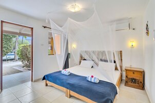 Minibar, caja de seguridad en la habitación y decoración personalizada 