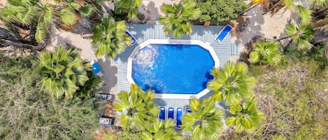 2 piscines extérieures, chaises longues