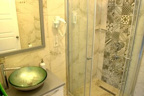 コンフォート スタジオ | バスルーム | シャワー、バスアメニティ (無料)、ヘアドライヤー、スリッパ