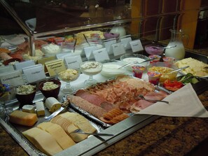 A buffet with various food items and labels. - Hotel-Gasthof Wasserschloß (Mitwitz)