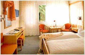 Minibar, blackout drapes, cribs/infant beds, rollaway beds - Hotel-Gasthof Wasserschloß (Mitwitz)