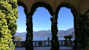 Vista a través de un arco con montañas al fondo.