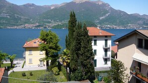 Zona residencial con edificios cerca de un lago, con montañas al fondo.