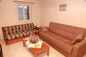 Casa Tradizionale, letti multipli, fumatori, vista mare | Soggiorno | TV