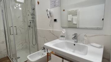 Douche, articles de toilette de luxe, sĂšche-cheveux, bidet