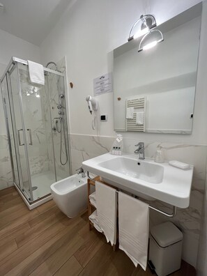 Shower, designer toiletries, hair dryer, bidet - Residenza Madonna (Pompei)