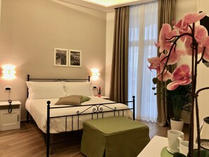 Quarto casal superior, vista para a cidade | Roupas de cama premium, edredons de pluma