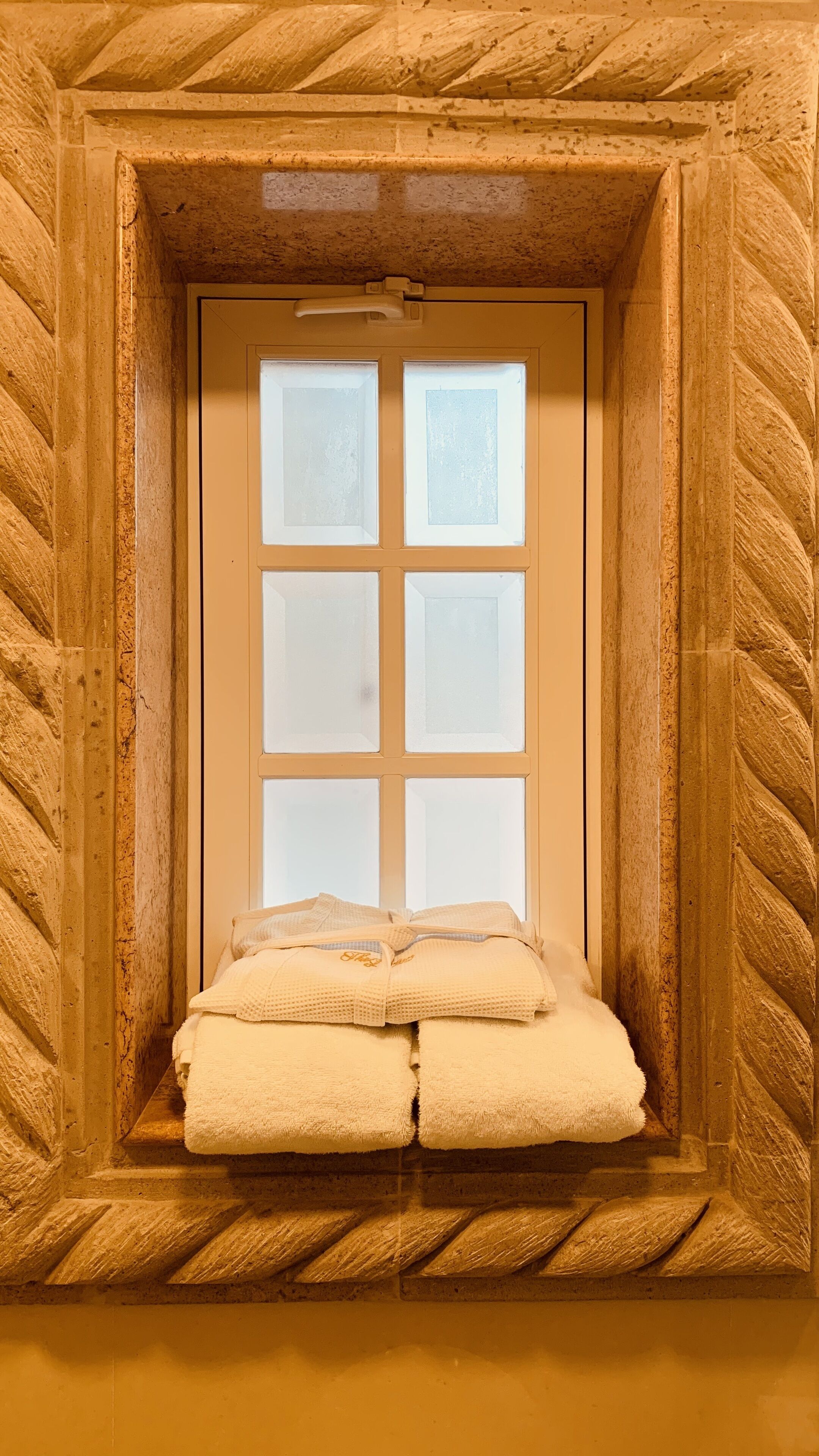 standard room | bathroom | separate bathtub and shower, rainfall showerhead, free toiletries