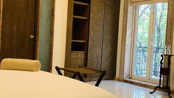 Habitación Deluxe | Ropa de cama de alta calidad, edredón, minibar y escritorio