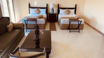 Suite estudio Deluxe, varias camas, para no fumadores, vista al campo de golf (Jacuzzi) | Ropa de cama de alta calidad, edredón, minibar y escritorio