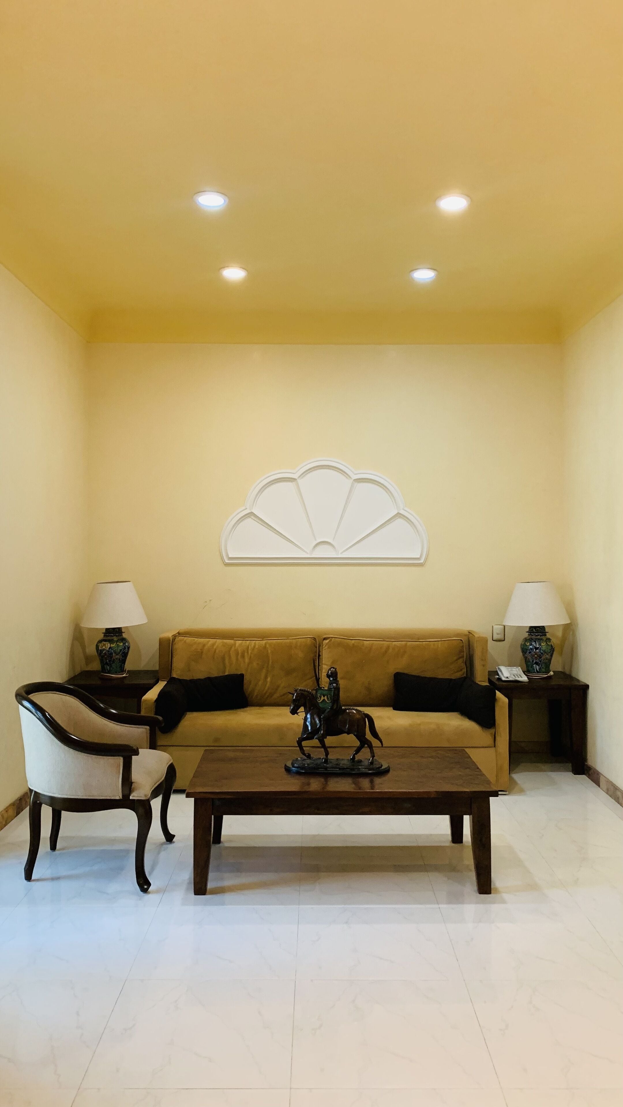 deluxe studio suite, multiple beds, non smoking, golf view (jacuzzi) | living room | flat-screen tv