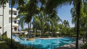 Outdoor pool, pool umbrellas, sun loungers - The Lorian Club (Yautepec)