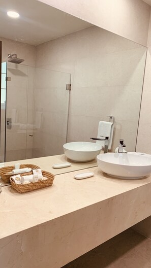 Bañera y ducha independientes, cabezal de ducha tipo lluvia