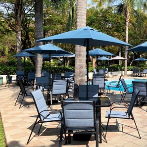 Bar en bord de piscine