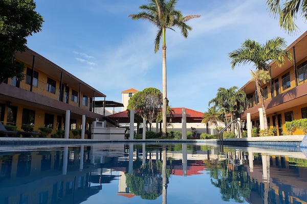 Una piscina al aire libre