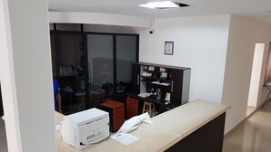 Eine Küche mit Kühlschrank, Kaffeemaschine und einer Arbeitsfläche.