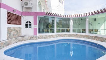 2 piscinas al aire libre (de 08:00 a 22:00), tumbonas