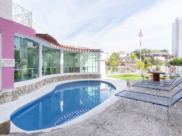 2 albercas al aire libre, acceso de 08:00 a 22:00, y camastros