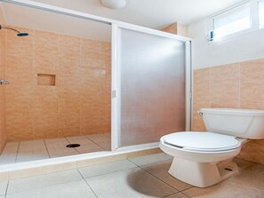 Suite, 2 slaapkamers (Master) | Badkamer | Een douche, gratis toiletartikelen, handdoeken