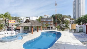 2 albercas al aire libre, acceso de 08:00 a 22:00, y camastros